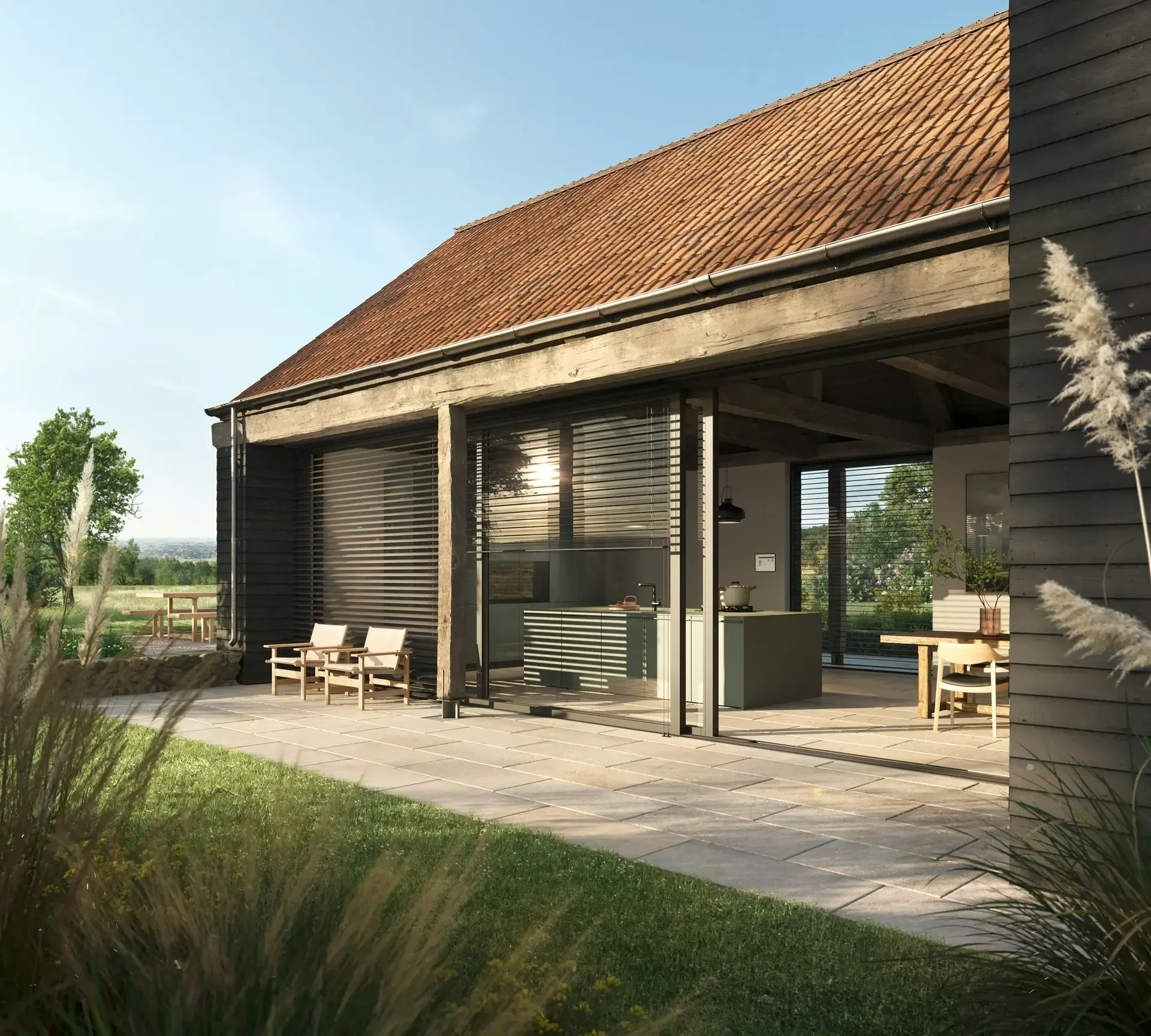 Moderne Terrasse an einem Holzhaus mit Raffstoren als Sonnenschutz, Maßanfertigung vom Handwerksbetrieb in Gütersloh und OWL.