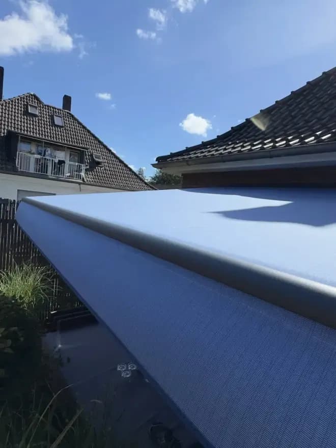 Instagram-Beitrag: Gelenkarmmarkise mit Dach auf einem Balkon